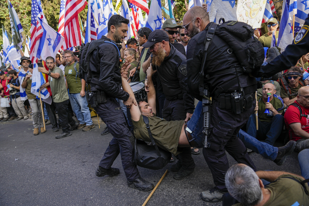 ▲이스라엘 예루살렘에서 25일 경찰들이 베냐민 네타냐후 총리의 사법정비 계획에 반대하는 시위 참가자를 연행하고 있다. 네타냐후 총리는 전날 사법부 권한 축소를 골자로 하는 사법정비 입법을 재추진하겠다고 밝혀 거센 반발을 불러일으켰다. 예루살렘/AP연합뉴스 
