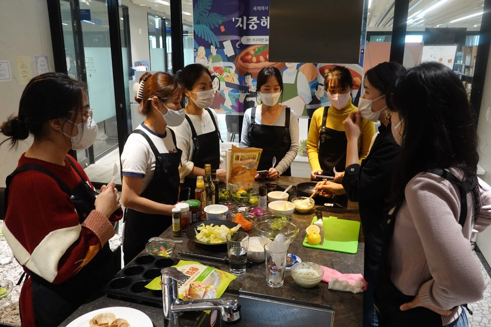 ▲서울 용산구 내 청년지음 공유부엌에서 청년들이 ‘1인 가구지만 요리합니다’ 프로그램에 참여했다.  (자료제공=용산구)