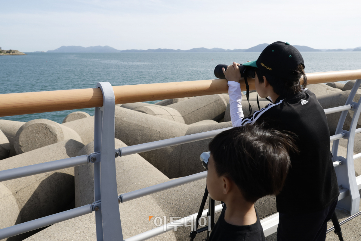 ▲기술적 결함으로 발사가 무산댔던 한국형 발사체 누리호(KSLV-Ⅱ)의 3차 재발사일인 25일 전남 여수시 낭도에서 관람객들이 누리호의 발사 시간을 기다리고 있다. 조현호 기자 hyunho@