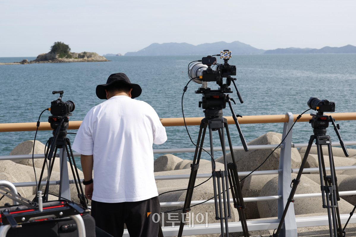 ▲기술적 결함으로 발사가 무산댔던 한국형 발사체 누리호(KSLV-Ⅱ)의 3차 재발사일인 25일 전남 여수시 낭도에서 관람객들이 누리호의 발사 시간을 기다리고 있다. 조현호 기자 hyunho@