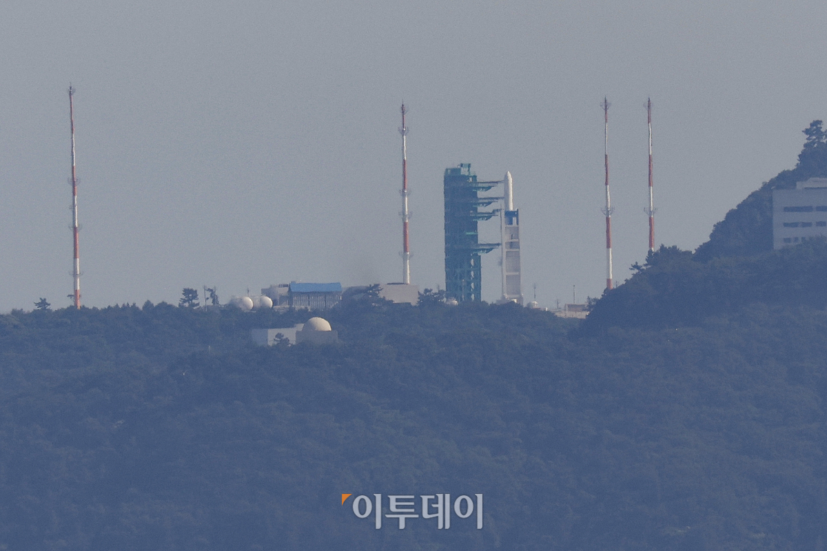 ▲25일 오후 전남 고흥군 나로우주센터에 한국형 발사체 누리호(KSLV-Ⅱ)가 기립해 있다. 과학기술정보통신부와 항공우주연구원은 이날 발사관리위원회를 열고 컴퓨터 통신 문제가 해결되어 이날 오후 6시 24분에 발사하기로 결정했다. 조현호 기자 hyunho@