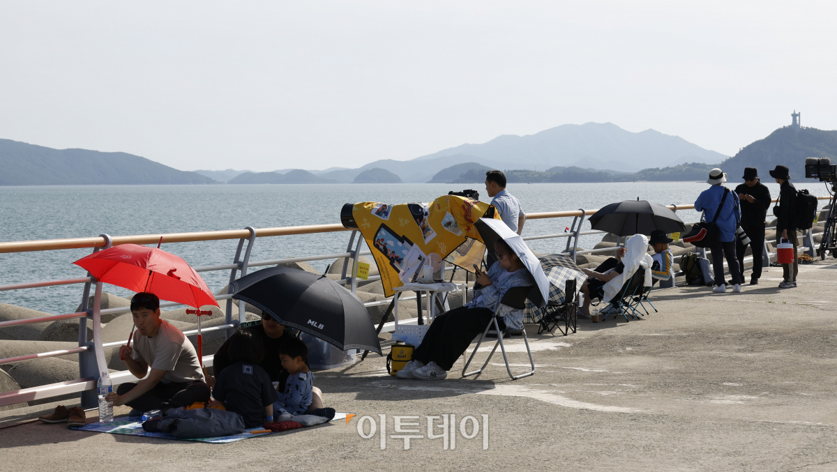 ▲기술적 결함으로 발사가 무산댔던 한국형 발사체 누리호(KSLV-Ⅱ)의 3차 재발사일인 25일 전남 여수시 낭도에서 관람객들이 누리호의 발사 시간을 기다리고 있다. 조현호 기자 hyunho@
