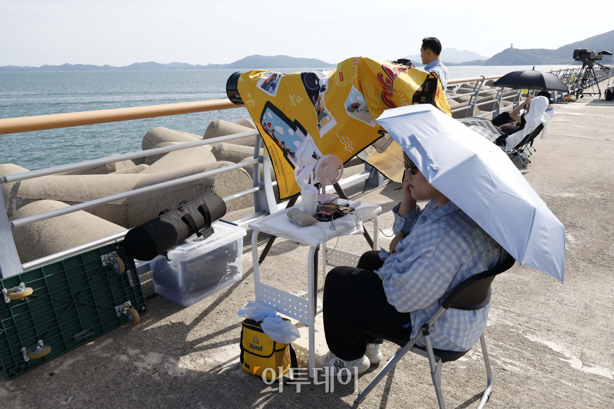 ▲기술적 결함으로 발사가 무산댔던 한국형 발사체 누리호(KSLV-Ⅱ)의 3차 재발사일인 25일 전남 여수시 낭도에서 관람객들이 누리호의 발사 시간을 기다리고 있다. 조현호 기자 hyunho@