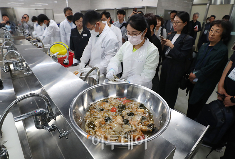 ▲25일 오후 부산 연제구 부산식약청 실험실에서 일반시민,급식관련업체 관계자 등이 참관하는 가운데 일본산 활가리비에 대한 방사능 검사를 준비하고 있다. 사진공동취재단