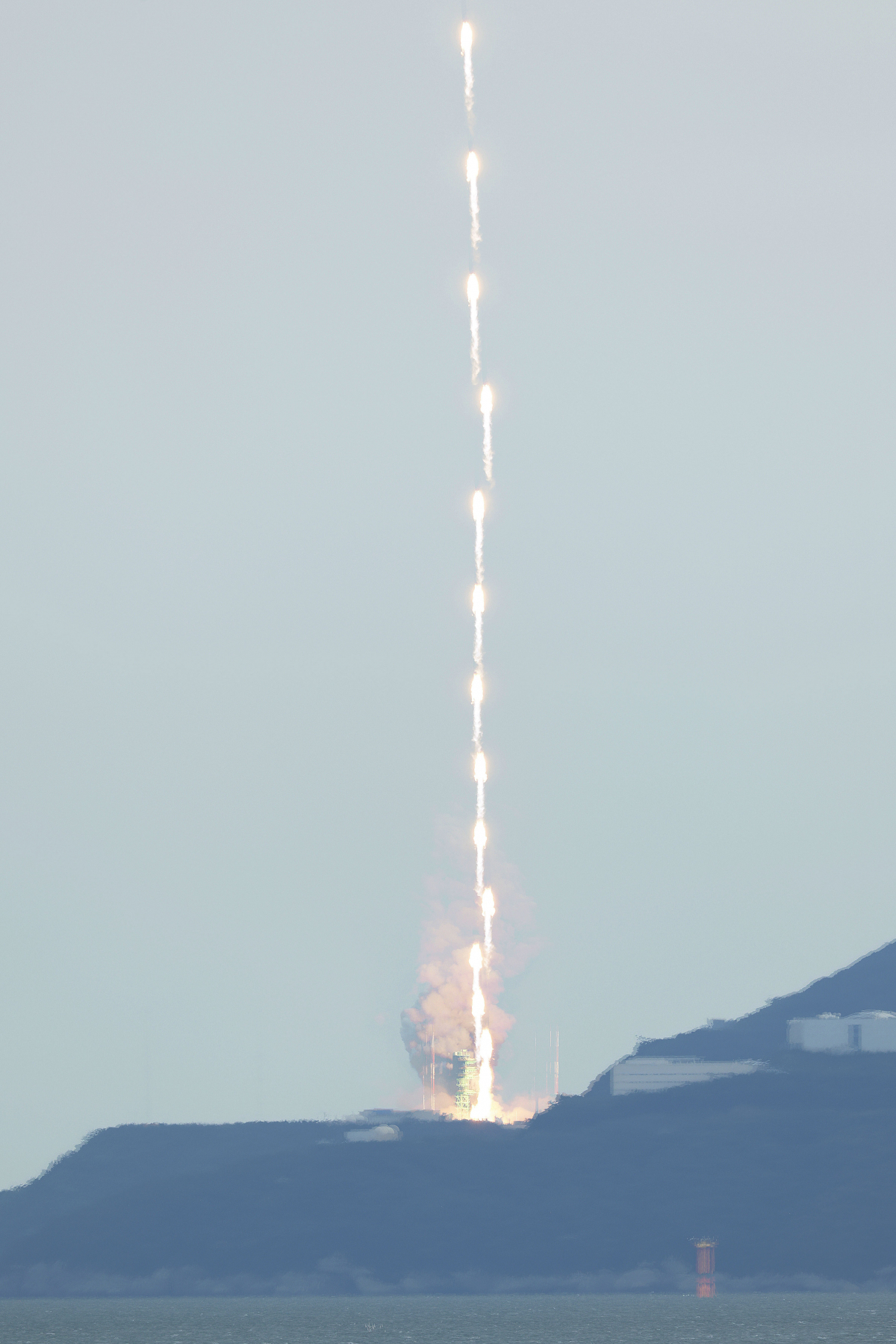 ▲기술적 결함으로 발사가 무산댔던 한국형 발사체 누리호(KSLV-Ⅱ)의 3차 재발사일인 25일 전남 고흥군 나로우주센터에서 누리호가 발사되고 있다.  실제 기능이 없는 모사체 위성과 성능검증위성이 탑재된 1,2차 발사와 달리 이번 3차 발사 누리호에는 실용급 위성인 차세대 소형위성 2호와 큐브위성 7개가 탑재됐다. 사진은 레이어 합성.  (조현호 기자 hyunho@)