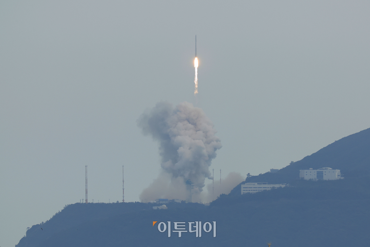 ▲기술적 결함으로 발사가 무산댔던 한국형 발사체 누리호(KSLV-Ⅱ)의 3차 재발사일인 25일 전남 고흥군 나로우주센터에서 누리호가 발사되고 있다. 실제 기능이 없는 모사체 위성과 성능검증위성이 탑재된 1,2차 발사와 달리 이번 3차 발사 누리호에는 실용급 위성인 차세대 소형위성 2호와 큐브위성 7개가 탑재됐다. 조현호 기자 hyunho@
