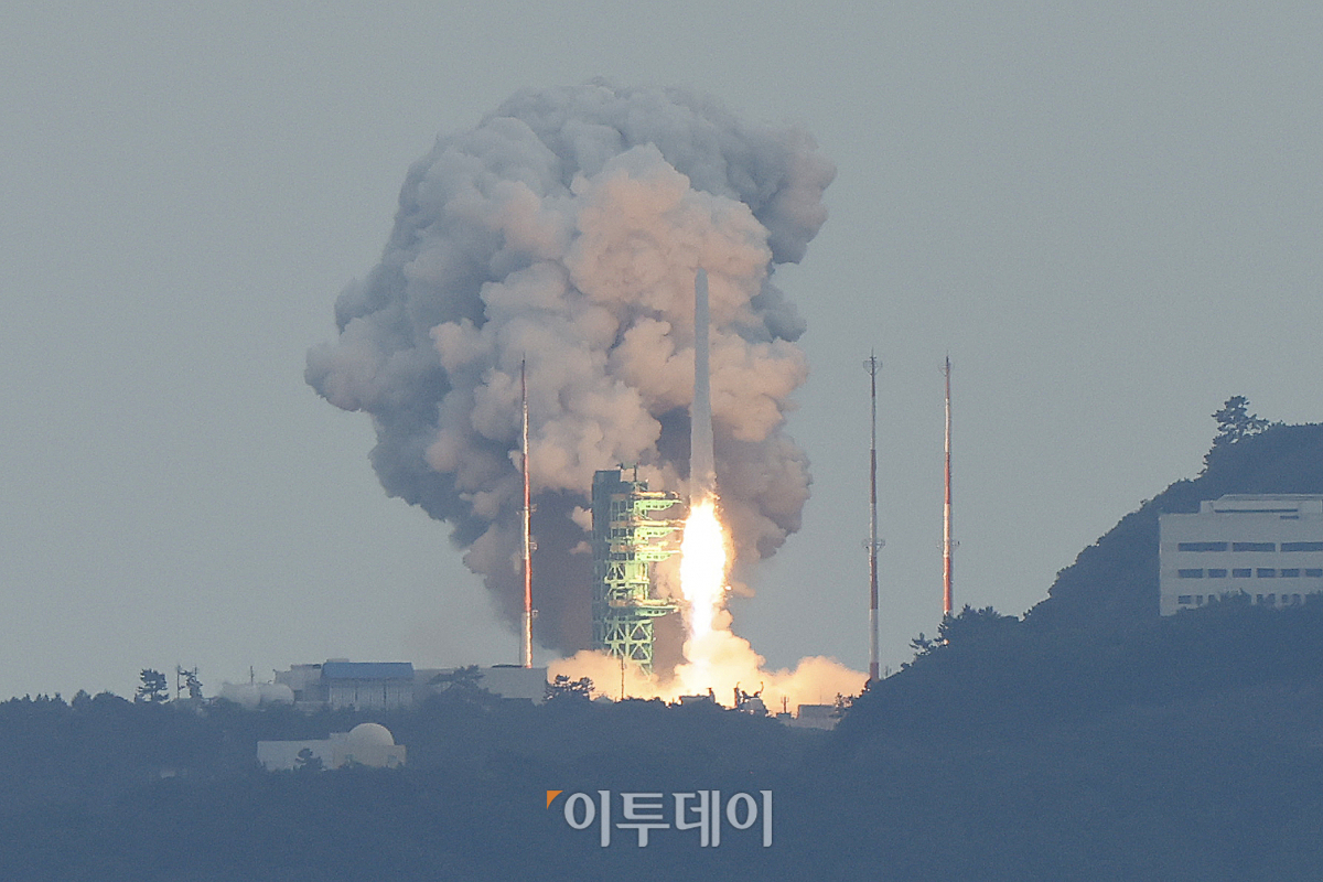 ▲기술적 결함으로 발사가 무산댔던 한국형 발사체 누리호(KSLV-Ⅱ)의 3차 재발사일인 25일 전남 고흥군 나로우주센터에서 누리호가 발사되고 있다. 실제 기능이 없는 모사체 위성과 성능검증위성이 탑재된 1,2차 발사와 달리 이번 3차 발사 누리호에는 실용급 위성인 차세대 소형위성 2호와 큐브위성 7개가 탑재됐다. 조현호 기자 hyunho@