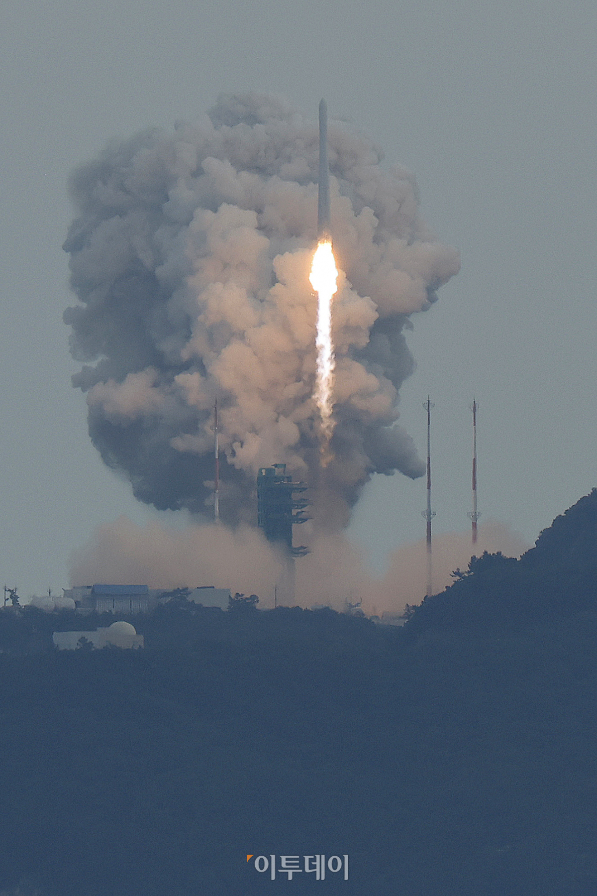 ▲기술적 결함으로 발사가 무산댔던 한국형 발사체 누리호(KSLV-Ⅱ)의 3차 재발사일인 25일 전남 고흥군 나로우주센터에서 누리호가 발사되고 있다. 실제 기능이 없는 모사체 위성과 성능검증위성이 탑재된 1,2차 발사와 달리 이번 3차 발사 누리호에는 실용급 위성인 차세대 소형위성 2호와 큐브위성 7개가 탑재됐다. 조현호 기자 hyunho@
