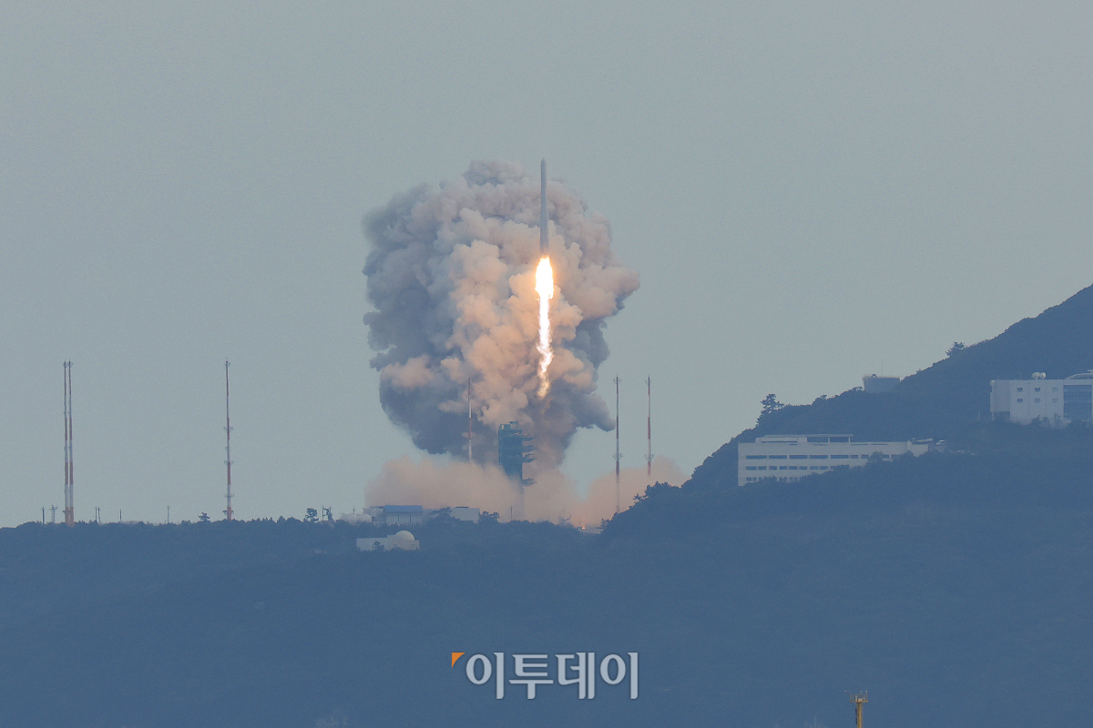 ▲기술적 결함으로 발사가 무산댔던 한국형 발사체 누리호(KSLV-Ⅱ)의 3차 재발사일인 25일 전남 고흥군 나로우주센터에서 누리호가 발사되고 있다. 실제 기능이 없는 모사체 위성과 성능검증위성이 탑재된 1,2차 발사와 달리 이번 3차 발사 누리호에는 실용급 위성인 차세대 소형위성 2호와 큐브위성 7개가 탑재됐다. 조현호 기자 hyunho@