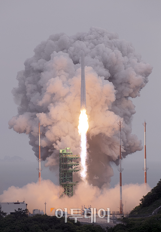 ▲국내 처음으로 실용 위성을 탑재한 누리호(KSLV-Ⅱ)가 25일 전남 고흥군 나로우주센터에서 우주로 향하고 있다.  (사진제고=항공우주연구원)