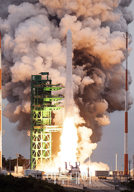 ▲ 국내 처음으로 실용 위성을 탑재한 누리호(KSLV-Ⅱ)가 5월 25일 전남 고흥군 나로우주센터에서 우주로 향하고 있다.  (항공우주연구원)