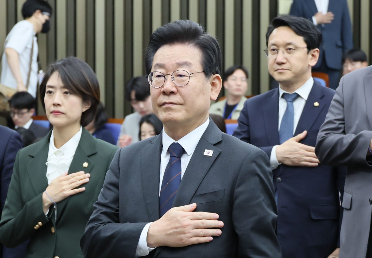 ▲더불어민주당 이재명 대표가 25일 오후 국회에서 열린 의원총회에서 국기에 경례하고 있다. (연합뉴스)