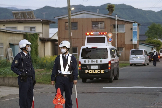 ▲일본 경찰이 사건 현장을 통제 중인 모습. (로이터 연합뉴스)