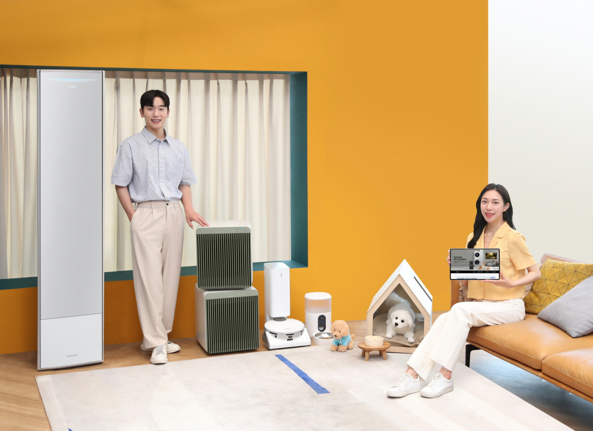 ▲삼성전자 모델이 삼성스토어 청담점에서 ‘펫 케어 스토어’에서 구입할 수 있는 삼성 펫 케어 가전과 반려동물 사료 자동 급식기 ‘펫 피더’를 소개하고 있다. (제공=삼성전자)