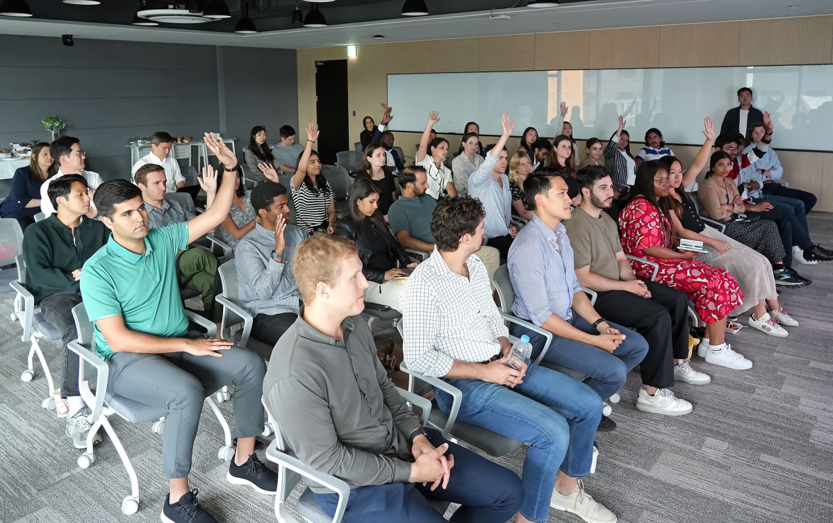 ▲지난 25일 미국 펜실베니아대 경영대학원인 와튼스쿨의 MBA 과정 연구생과 교수 40여명이 한국의 혁신적인 디지털 생태계를 연구하기 위해 카카오 판교오피스를 방문했다. (사진제공=카카오)