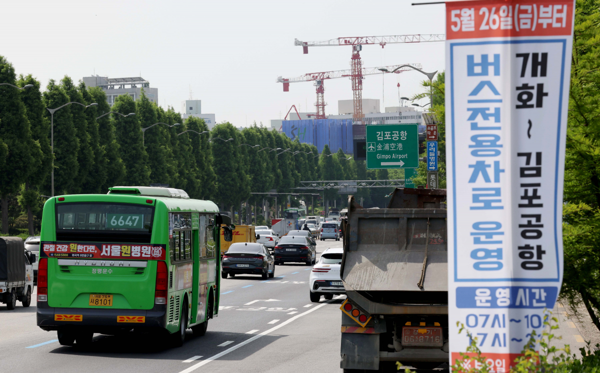 ▲김포도시철도(김포골드라인)의 극심한 혼잡도를 개선하기 위해 개화∼김포공항 구간에 시간제 가로변 버스전용차로가 개통된 26일 서울 강서구 김포공항 인근에서 버스가 전용차로를 달리고 있다. 신태현 기자 holjjak@