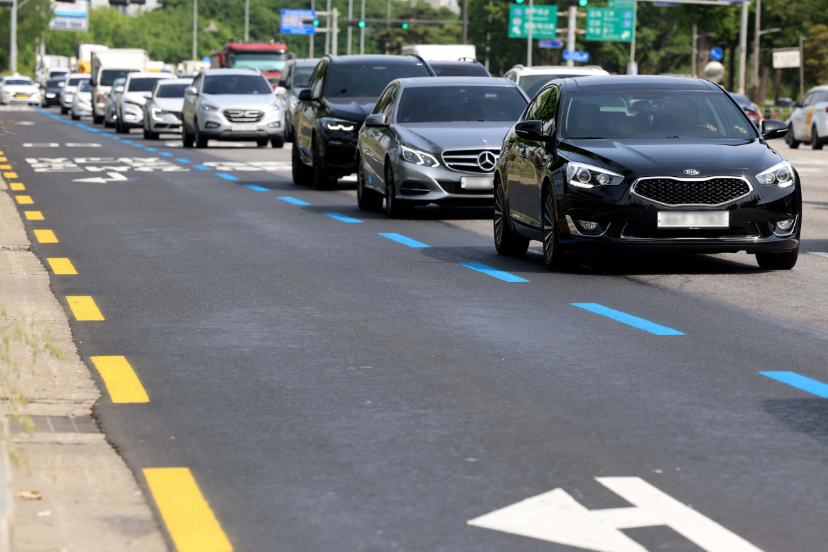 ▲김포도시철도(김포골드라인)의 극심한 혼잡도를 개선하기 위해 개화∼김포공항 구간에 시간제 가로변 버스전용차로가 개통된 26일 서울 강서구 김포공항 인근에서 일반차량들이 버스전용차로 옆으로 주행하고 있다. 신태현 기자 holjjak@