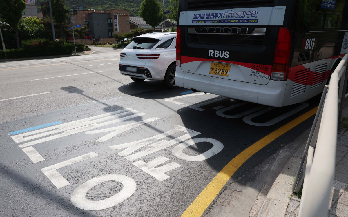▲김포도시철도(김포골드라인)의 극심한 혼잡도를 개선하기 위해 개화∼김포공항 구간에 시간제 가로변 버스전용차로가 개통된 26일 서울 강서구 김포공항 인근에서 버스가 전용차로를 달리고 있다. 신태현 기자 holjjak@