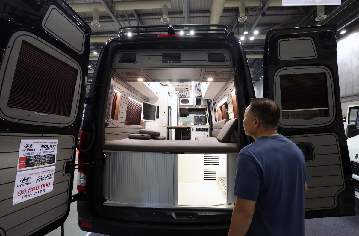 ▲26일 경기 고양시 킨텍스에서 열린 ‘국제 아웃도어 캠핑 & 레포츠 페스티벌(고카프 킨텍스)’에서 참관객들이 전시장을 둘러보고 있다. 이날부터 사흘간 진행되는 고카프 킨텍스에선 텐트, 침낭, 랜턴 등 캠핑장비와 차박, 캠핑카, 낚시 등 레포츠(레저+스포츠) 관련 최신 제품이 전시된다. 신태현 기자 holjjak@