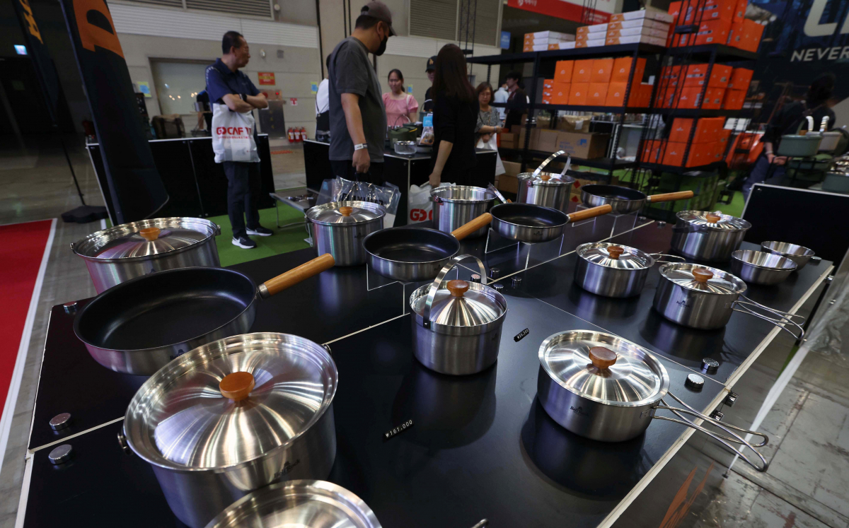 ▲26일 경기 고양시 킨텍스에서 열린 ‘국제 아웃도어 캠핑 & 레포츠 페스티벌(고카프 킨텍스)’에서 참관객들이 전시장을 둘러보고 있다. 이날부터 사흘간 진행되는 고카프 킨텍스에선 텐트, 침낭, 랜턴 등 캠핑장비와 차박, 캠핑카, 낚시 등 레포츠(레저+스포츠) 관련 최신 제품이 전시된다. 신태현 기자 holjjak@