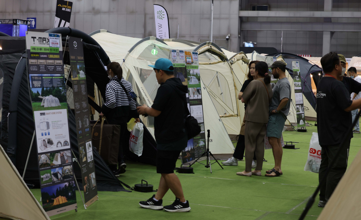 ▲26일 경기 고양시 킨텍스에서 열린 ‘국제 아웃도어 캠핑 & 레포츠 페스티벌(고카프 킨텍스)’에서 참관객들이 전시장을 둘러보고 있다. 이날부터 사흘간 진행되는 고카프 킨텍스에선 텐트, 침낭, 랜턴 등 캠핑장비와 차박, 캠핑카, 낚시 등 레포츠(레저+스포츠) 관련 최신 제품이 전시된다. 신태현 기자 holjjak@
