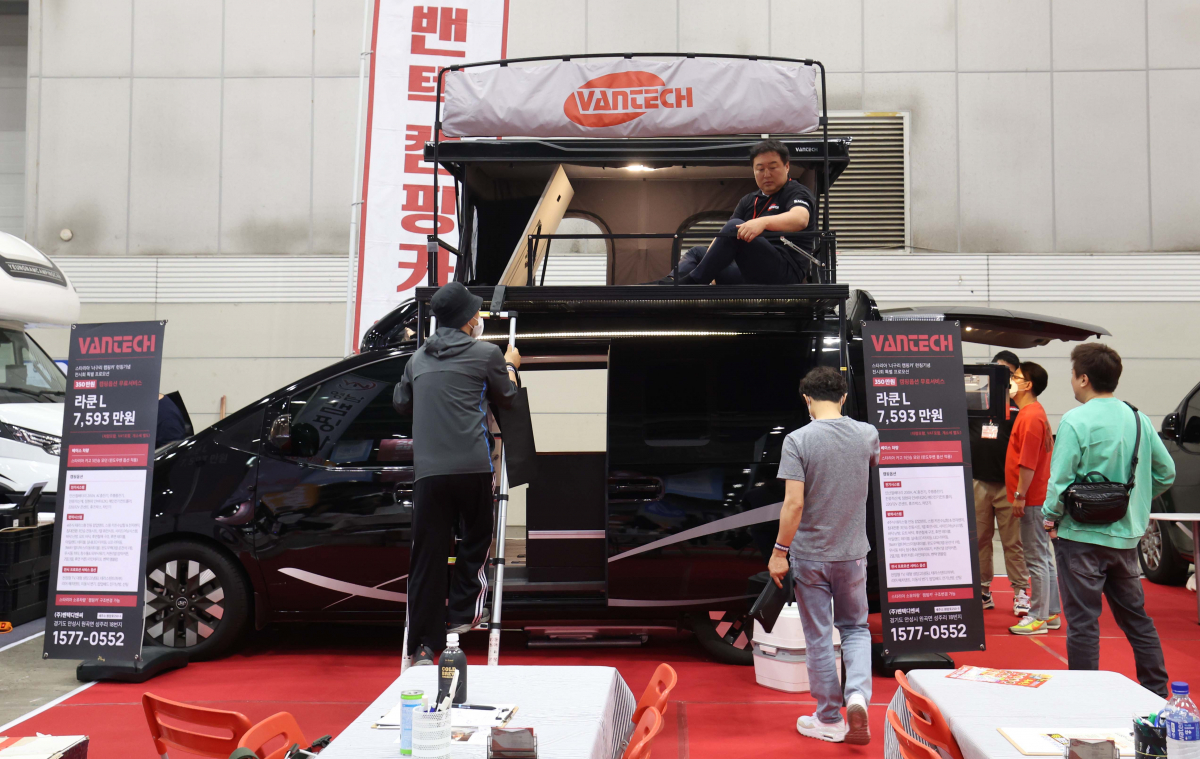 ▲26일 경기 고양시 킨텍스에서 열린 ‘국제 아웃도어 캠핑 & 레포츠 페스티벌(고카프 킨텍스)’에서 참관객들이 전시장을 둘러보고 있다. 이날부터 사흘간 진행되는 고카프 킨텍스에선 텐트, 침낭, 랜턴 등 캠핑장비와 차박, 캠핑카, 낚시 등 레포츠(레저+스포츠) 관련 최신 제품이 전시된다. 신태현 기자 holjjak@