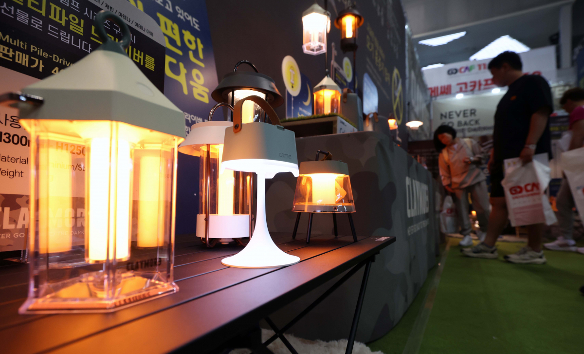 ▲26일 경기 고양시 킨텍스에서 열린 ‘국제 아웃도어 캠핑 & 레포츠 페스티벌(고카프 킨텍스)’에서 참관객들이 전시장을 둘러보고 있다. 이날부터 사흘간 진행되는 고카프 킨텍스에선 텐트, 침낭, 랜턴 등 캠핑장비와 차박, 캠핑카, 낚시 등 레포츠(레저+스포츠) 관련 최신 제품이 전시된다. 신태현 기자 holjjak@