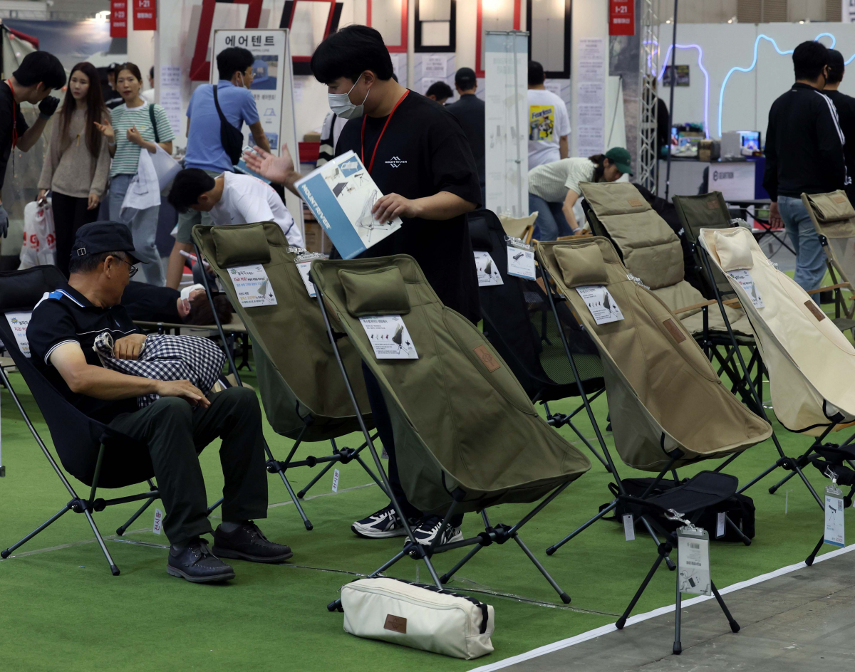 ▲26일 경기 고양시 킨텍스에서 열린 ‘국제 아웃도어 캠핑 & 레포츠 페스티벌(고카프 킨텍스)’에서 참관객들이 전시장을 둘러보고 있다. 이날부터 사흘간 진행되는 고카프 킨텍스에선 텐트, 침낭, 랜턴 등 캠핑장비와 차박, 캠핑카, 낚시 등 레포츠(레저+스포츠) 관련 최신 제품이 전시된다. 신태현 기자 holjjak@