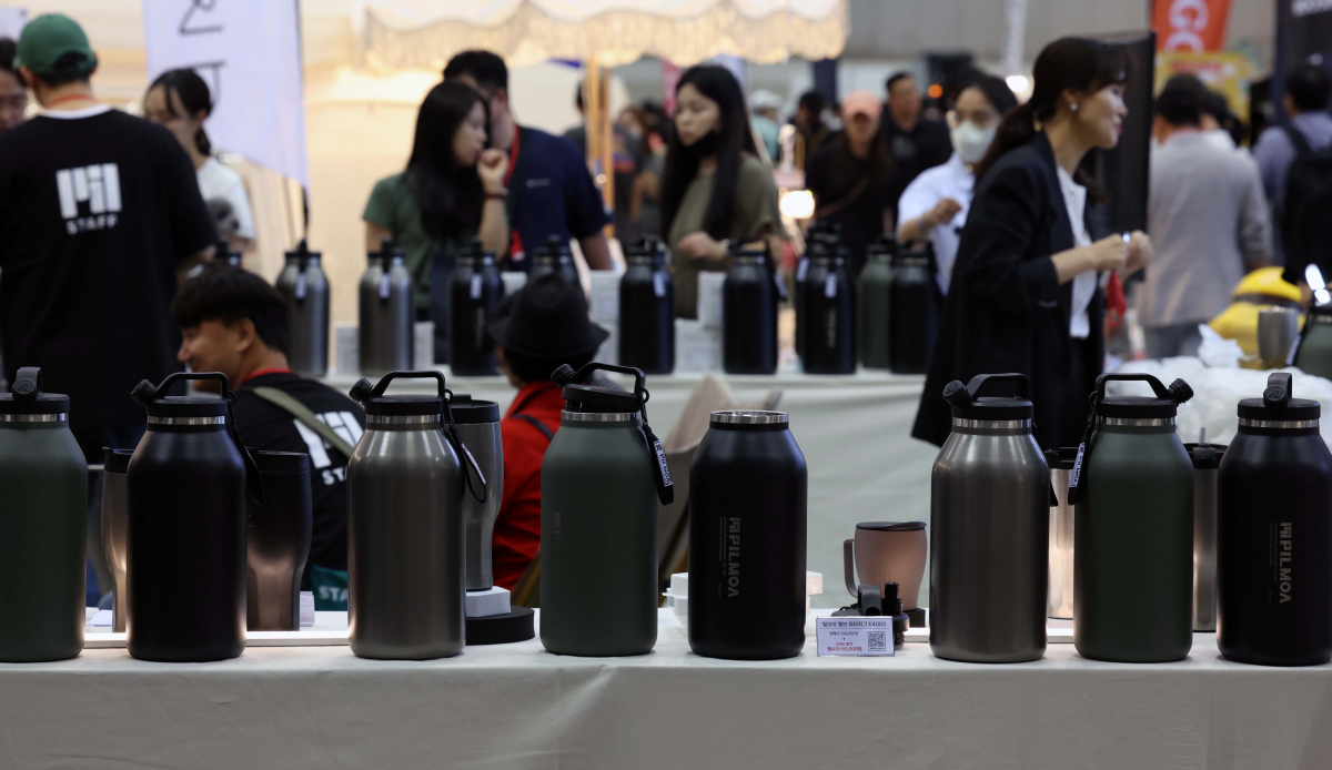 ▲26일 경기 고양시 킨텍스에서 열린 ‘국제 아웃도어 캠핑 & 레포츠 페스티벌(고카프 킨텍스)’에서 참관객들이 전시장을 둘러보고 있다. 이날부터 사흘간 진행되는 고카프 킨텍스에선 텐트, 침낭, 랜턴 등 캠핑장비와 차박, 캠핑카, 낚시 등 레포츠(레저+스포츠) 관련 최신 제품이 전시된다. 신태현 기자 holjjak@