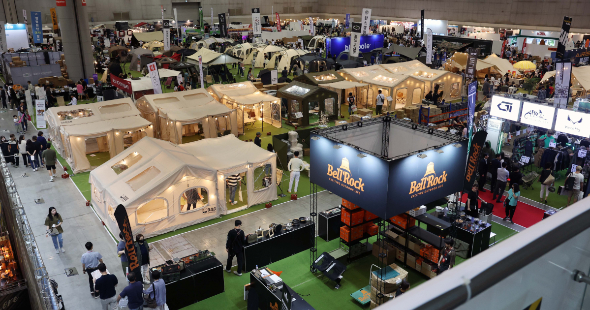 ▲26일 경기 고양시 킨텍스에서 열린 ‘국제 아웃도어 캠핑 & 레포츠 페스티벌(고카프 킨텍스)’에서 참관객들이 전시장을 둘러보고 있다. 이날부터 사흘간 진행되는 고카프 킨텍스에선 텐트, 침낭, 랜턴 등 캠핑장비와 차박, 캠핑카, 낚시 등 레포츠(레저+스포츠) 관련 최신 제품이 전시된다. 신태현 기자 holjjak@