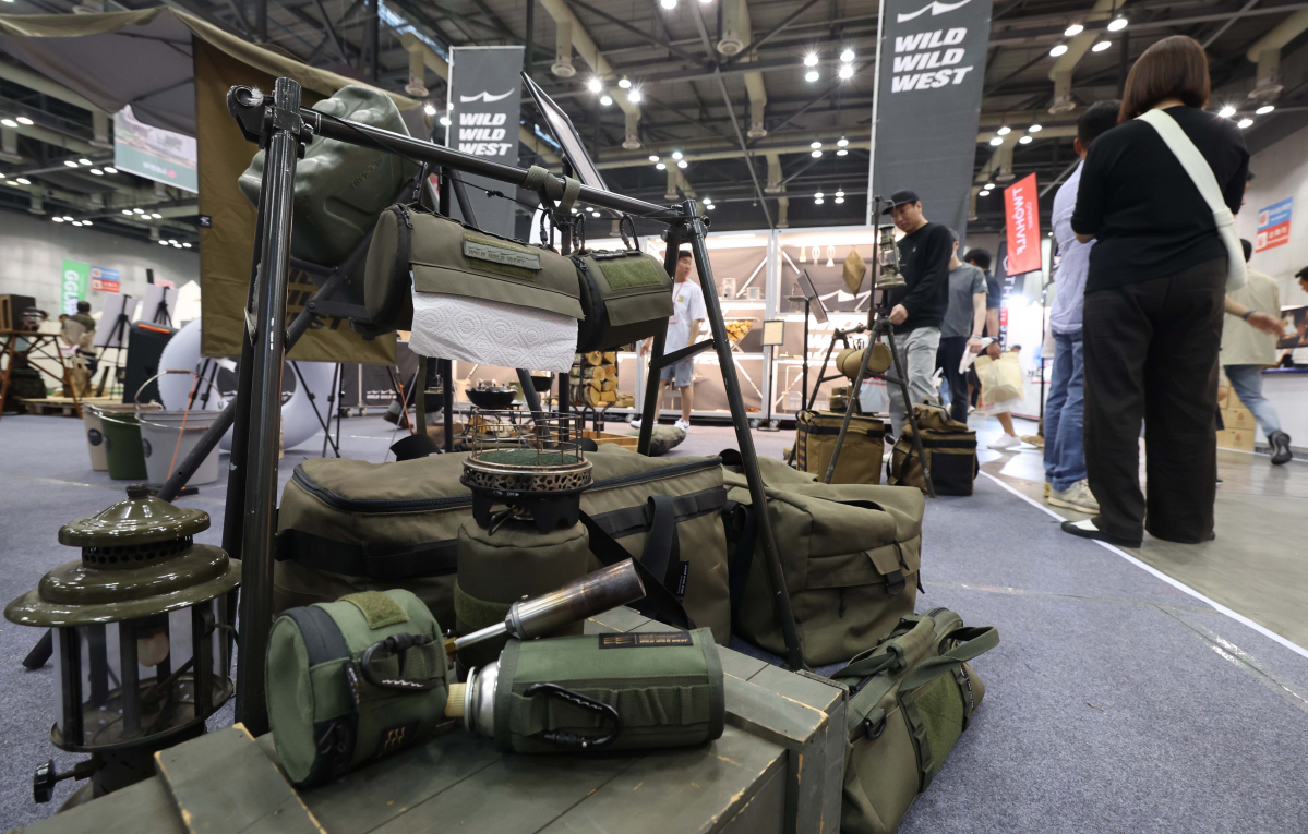 ▲26일 경기 고양시 킨텍스에서 열린 ‘국제 아웃도어 캠핑 & 레포츠 페스티벌(고카프 킨텍스)’에서 참관객들이 전시장을 둘러보고 있다. 이날부터 사흘간 진행되는 고카프 킨텍스에선 텐트, 침낭, 랜턴 등 캠핑장비와 차박, 캠핑카, 낚시 등 레포츠(레저+스포츠) 관련 최신 제품이 전시된다. 신태현 기자 holjjak@