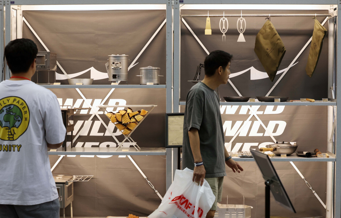 ▲26일 경기 고양시 킨텍스에서 열린 ‘국제 아웃도어 캠핑 & 레포츠 페스티벌(고카프 킨텍스)’에서 참관객들이 전시장을 둘러보고 있다. 이날부터 사흘간 진행되는 고카프 킨텍스에선 텐트, 침낭, 랜턴 등 캠핑장비와 차박, 캠핑카, 낚시 등 레포츠(레저+스포츠) 관련 최신 제품이 전시된다. 신태현 기자 holjjak@