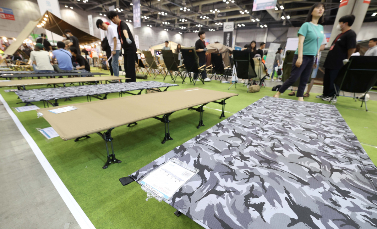 ▲26일 경기 고양시 킨텍스에서 열린 ‘국제 아웃도어 캠핑 & 레포츠 페스티벌(고카프 킨텍스)’에서 참관객들이 전시장을 둘러보고 있다. 이날부터 사흘간 진행되는 고카프 킨텍스에선 텐트, 침낭, 랜턴 등 캠핑장비와 차박, 캠핑카, 낚시 등 레포츠(레저+스포츠) 관련 최신 제품이 전시된다. 신태현 기자 holjjak@