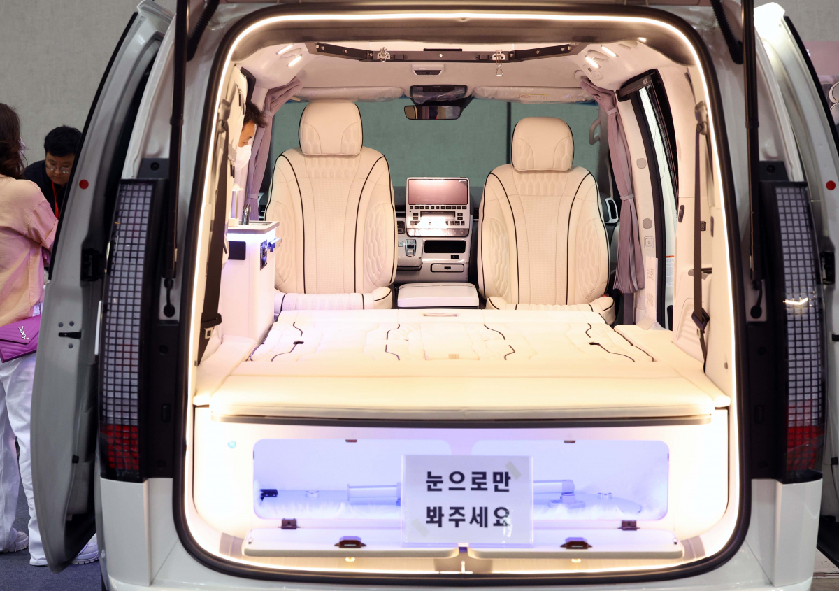 ▲26일 경기 고양시 킨텍스에서 열린 ‘국제 아웃도어 캠핑 & 레포츠 페스티벌(고카프 킨텍스)’에서 참관객들이 전시장을 둘러보고 있다. 이날부터 사흘간 진행되는 고카프 킨텍스에선 텐트, 침낭, 랜턴 등 캠핑장비와 차박, 캠핑카, 낚시 등 레포츠(레저+스포츠) 관련 최신 제품이 전시된다. 신태현 기자 holjjak@