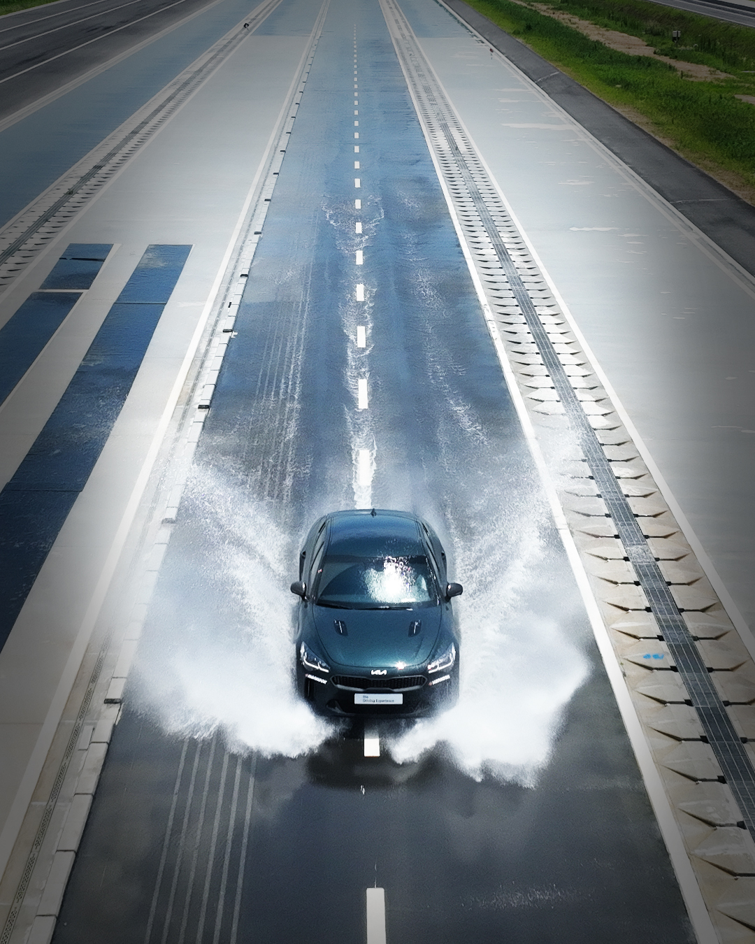 ▲'HMG 드라이빙 익스피리언스 센터' 내 젖은 노면을 달리는 모습. 접지력이 극한의로 떨어지는 상황에서 다양한 운전 기술을 배울 수 있다.  (사진제공=현대자동차그룹)