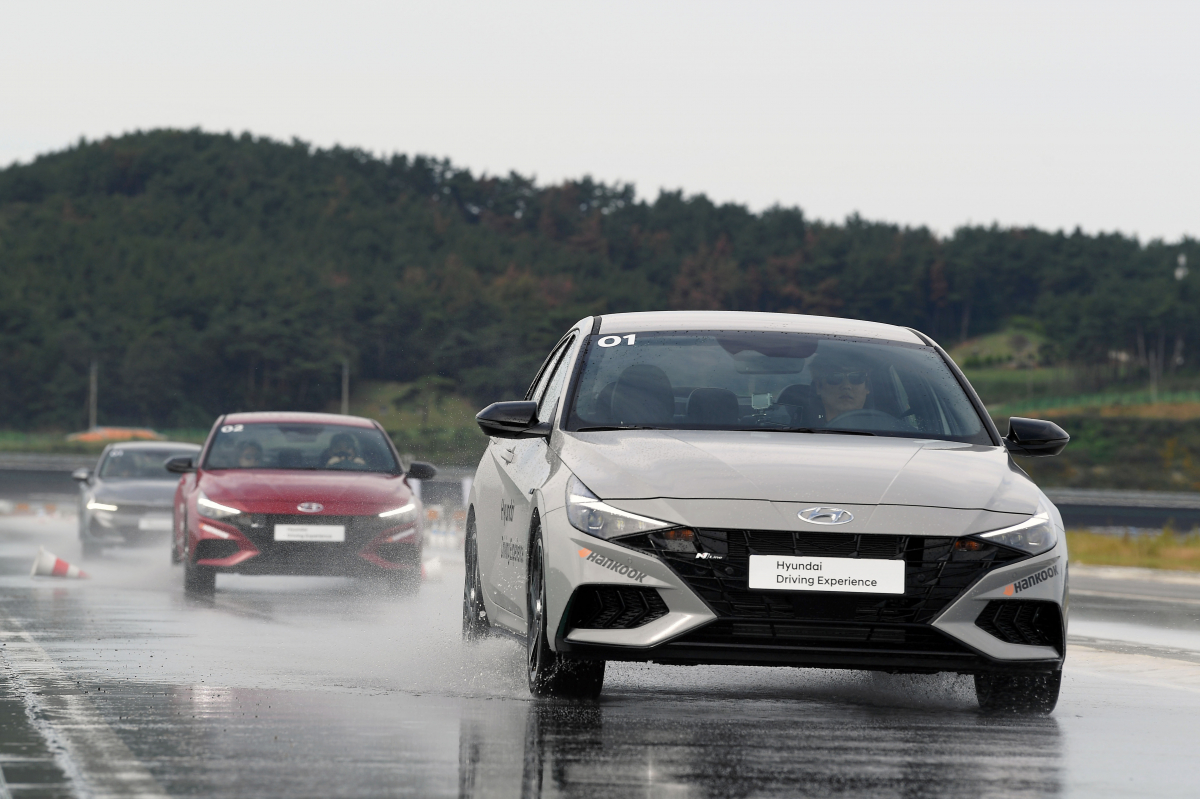 ▲'HMG 드라이빙 익스피리언스 센터'의 젖은 노면 서킷을 달리는 모습. (사진제공=현대자동차그룹)
