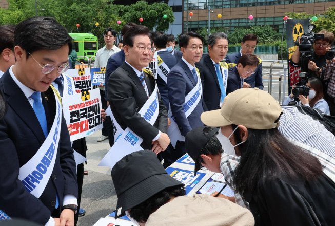 ▲더불어민주당 이재명 대표가 26일 오전 서울 광화문광장 이순신장군 동상 앞에서 열린 후쿠시마 원전 오염수 해양투기 및 수산물 수입 반대 국민서명운동 발대식에서 시민들의 서명 참여를 독려하고 있다. (연합뉴스)