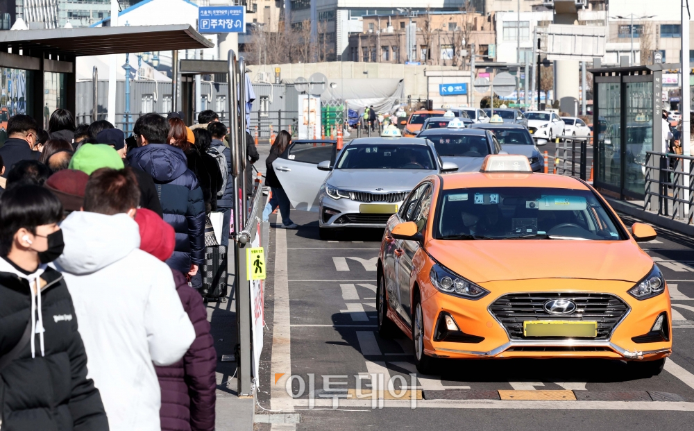 ▲서울시가 택시 불친전 신고 3회 이상 누적 운수종사자를 대상으로 지원중단 등 조치를 시행한다. 