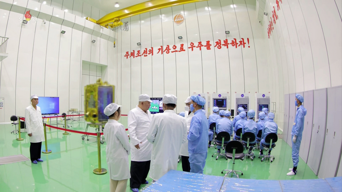▲북한 김정은 국무 위원장은 6일 딸 주애와 함께 '비상설 위성발사준비위원회' 사업을 현지 지도하고 위원회의 '차후 행동계획'을 승인했다고 조선중앙TV가 17일 보도했다. 그러면서 정찰위성 1호기의 조립 상태 점검과 우주 환경시험이 끝났으며, 탑재 준비까지 완료됐다고 전했다. 사진=조선중앙TV 화면