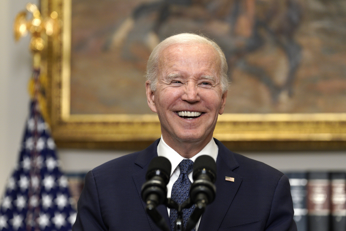 ▲조 바이든 미국 대통령이 28일(현지시간) 부채한도 상향 협상 최종 타결 뒤 백악관에서 연설하면서 활짝 웃고 있다. 워싱턴D.C./EPA연합뉴스