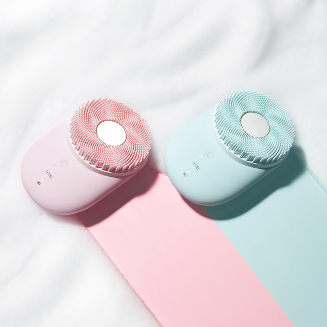 ▲LG전자가 여름철 피부관리에 최적화한 미세 초음파 클렌저 ‘LG 프라엘 워시멜로’를 출시했다. (사진제공=LG전자)