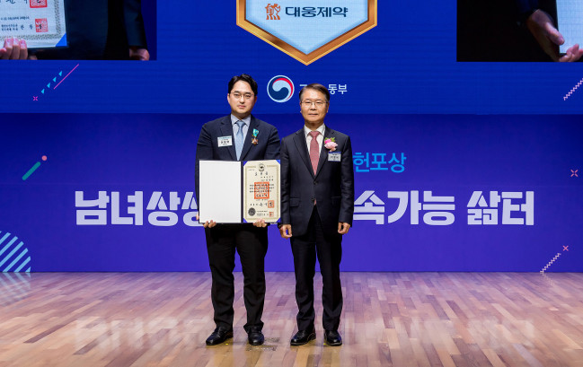 ▲이창재 대웅제약 대표(왼쪽)가 남녀고용평등 유공자 산업포장을 수상한 뒤 이정식 고용노동부 장관과 기념 촬영을 하고 있다 (사진제공=대웅제약)