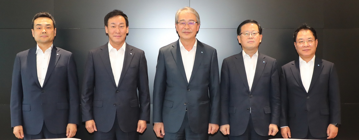 ▲우리금융그룹은 26일 은행장 선임 프로그램 종료 후 임종룡 회장과 은행장 후보자 4명이 간담회를 가졌다고 29일 밝혔다. 사진 왼쪽부터 강신국 기업투자금융부문장, 박완식 우리카드 대표, 임종룡 회장, 조병규 은행장 최종 후보자, 이석태 국내영업부문장이 기념촬영을 하고 있다. (사진제공=우리금융그룹)