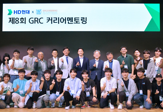 ▲HD현대 글로벌R&D센터(GRC)에서 개최된 제8회 HD현대 ‘커리어 멘토링’ 행사에서 정기선 HD현대 사장(뒷줄 왼쪽에서 일곱번째)과 참가자들이 단체 기념사진을 촬영하고 있다. (사진제공=HD현대)
