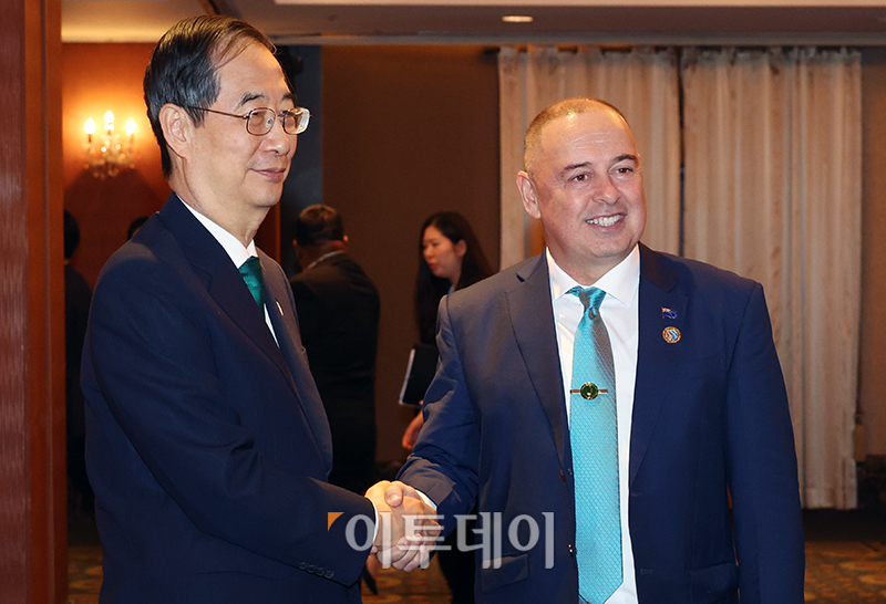 ▲한덕수(왼쪽) 국무총리와  마크 브라운 쿡제도 총리가 29일 서울 중구 롯데호텔 사파이어볼룸에서 열린 태평양도서국 정상 환영오찬에서 인사를 하고 있다. 고이란 기자 photoeran@
