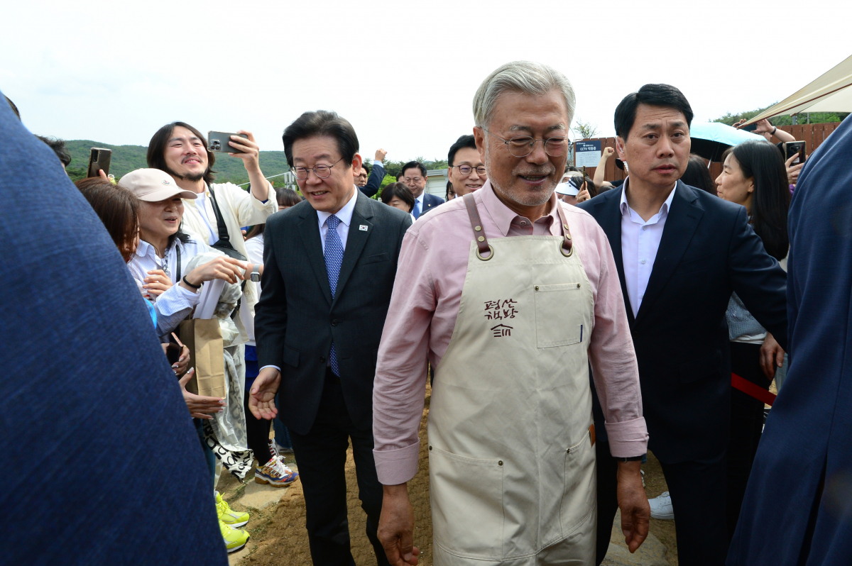 ▲[양산=뉴시스] 차용현 기자 = 10일 오후 경남 양산시 하북면 평산마을을 찾은 이재명 더불어민주당 대표가 문재인 대통령의 안내를 받으며 최근 개장한 평산책방을 둘러보고 있다. 2023.05.10. con@newsis.com