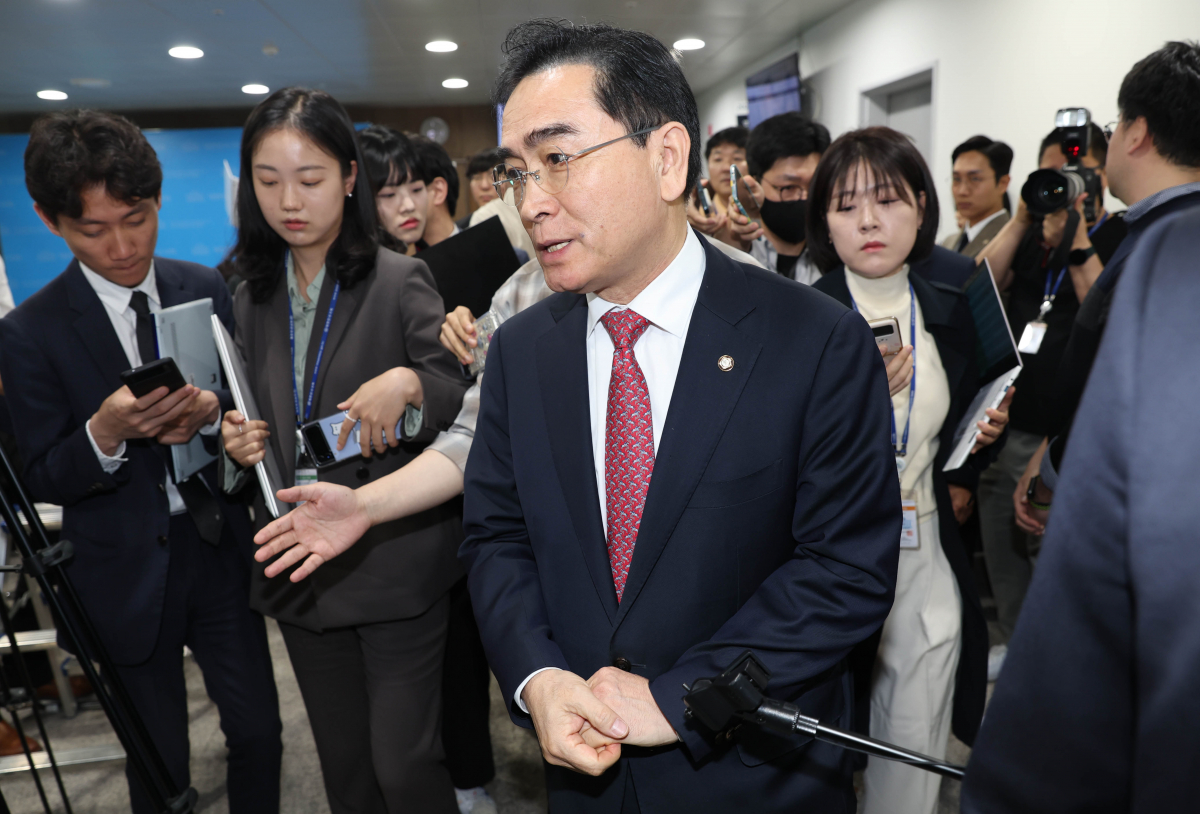 ▲태영호 국민의힘 최고위원이 10일 오전 서울 여의도 국회 소통관에서 최고위원직 사퇴 기자회견을 마친 후 취재진 질문을 받으며 이동하고 있다. (뉴시스)