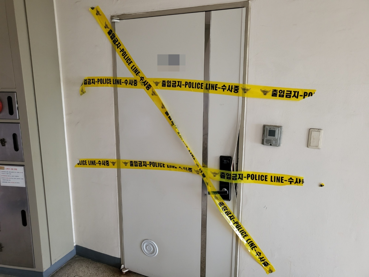 ▲서울의 한 아파트 지하 저수조에서 70대 남성이 숨진 채 발견돼 경찰이 수사에 나섰다. 경찰은 29일 오전 유력한 용의자인 피해자의 아들 김모씨를 존속살해 혐의로 긴급 체포해 범행을 추궁하고 있다. 사진은 폴리스라인이 쳐진 서울 중랑구 아파트 사건 현장. (연합뉴스)