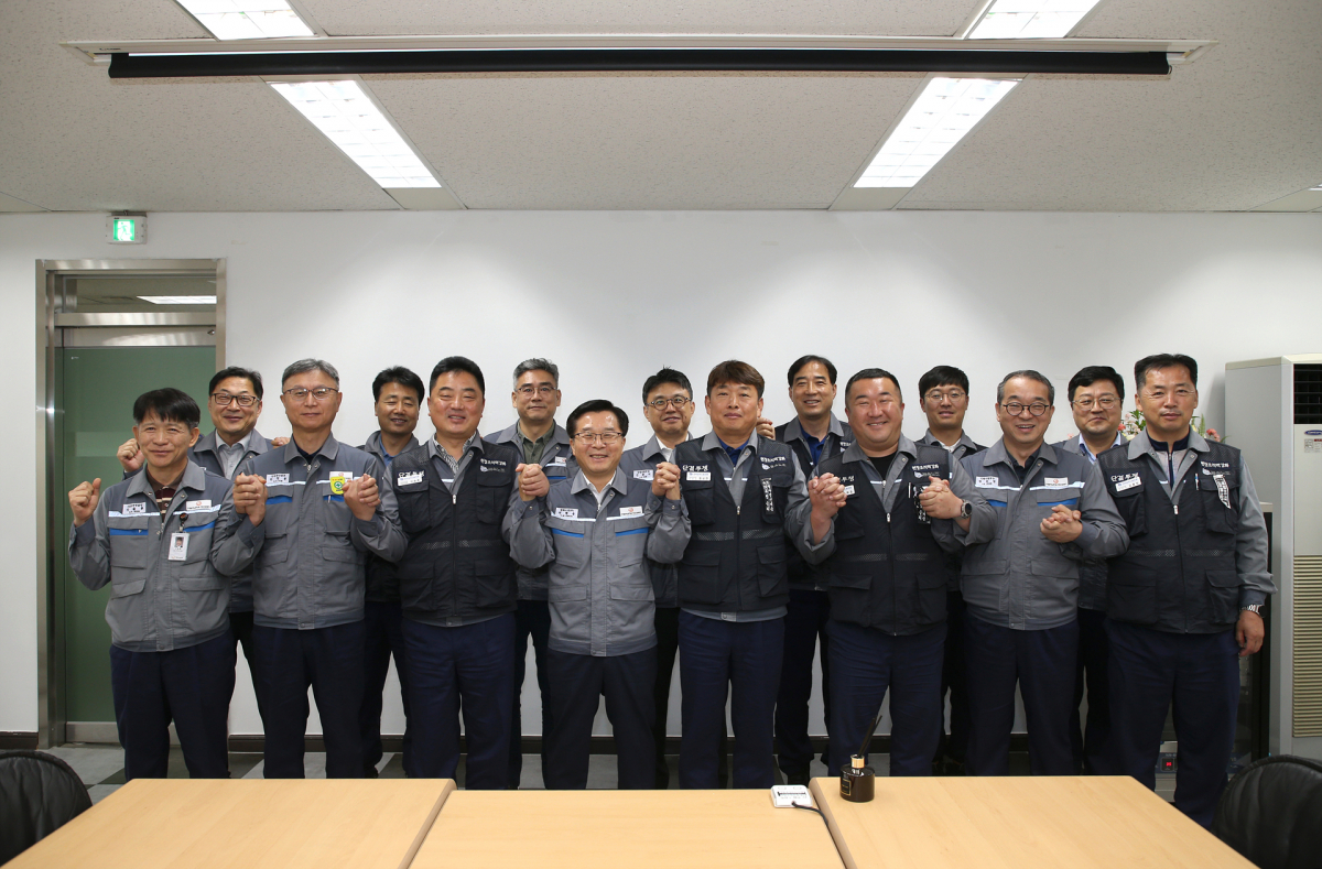 ▲앞열 좌측에서부터 세번째 '신승훈 대우조선지회 수석부지회장 ', 네번째 '권혁웅 한화오션 대표이사 부회장’, 다섯번째 '정상헌 대우조선지회 지회장', 앞열 우측에서 두번째 '정인섭 한화오션 거제사업장 총괄 사장' (사진제공=한화오션)