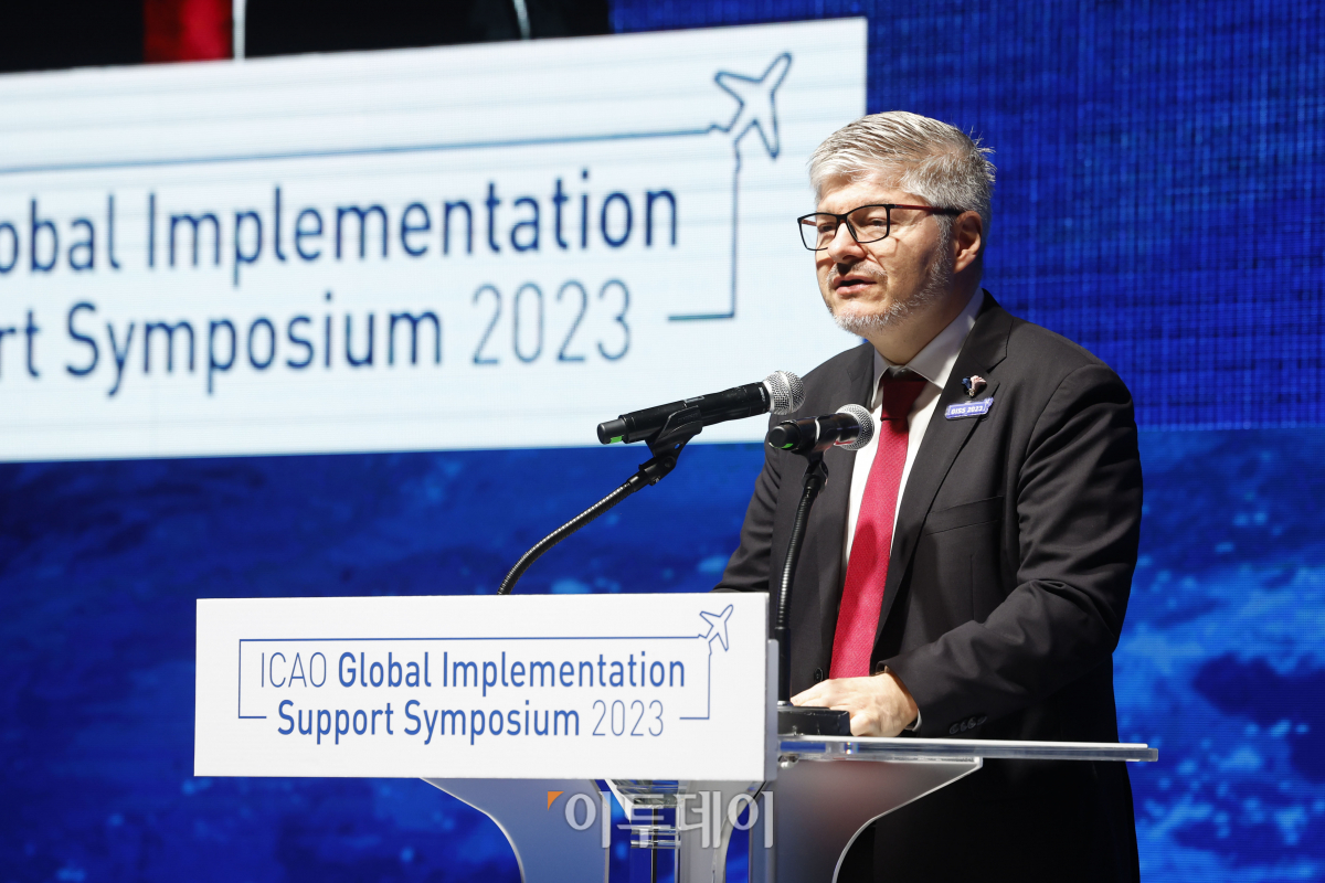 ▲후안 카를로스 살라자르 ICAO 사무총장이 30일 서울 영등포구 콘래드 서울에서 열린 '2023 ICAO 글로벌이행지원 심포지엄 개회식에서 축사를 하고 있다. 조현호 기자 hyunho@